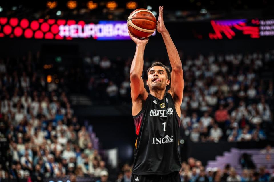 投全中拿下, 与约维奇和