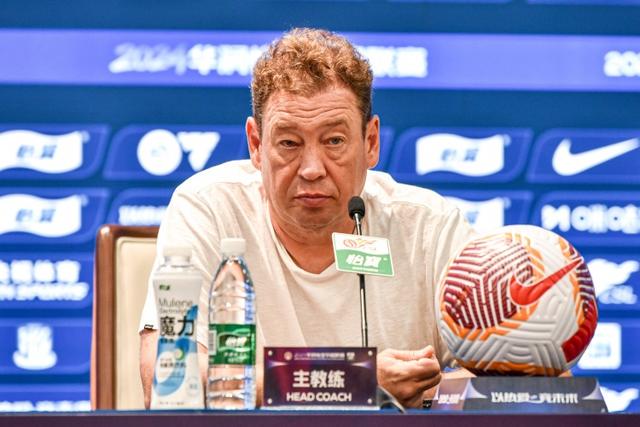 申花主帅斯, 受到之前几